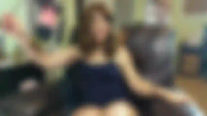 Linzy19 die auf der seite liegt und füße und arschloch zeigt.