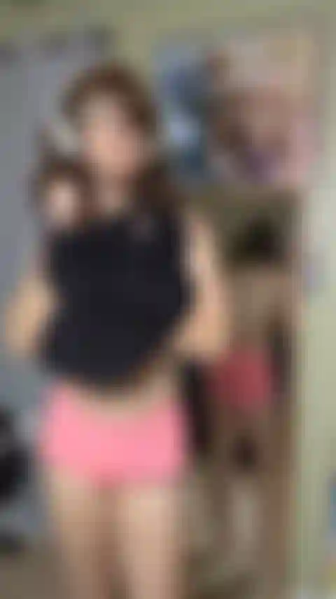 Meinen schwanz herumflattert und ihr arschloch zeigt.