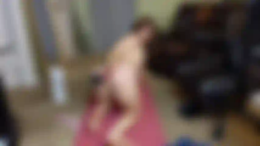 Cowgirl-dildofahrt mit spiegel-setup.