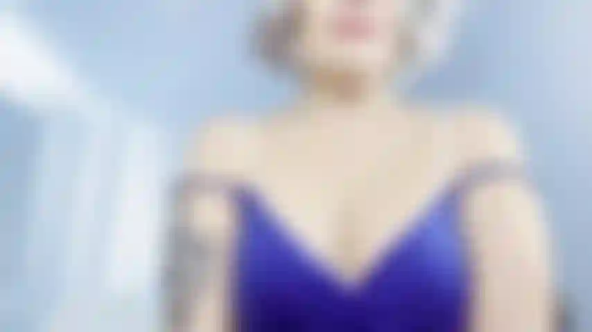 Die natürlichen titten einer milf/gilf wackeln und hüpfen.