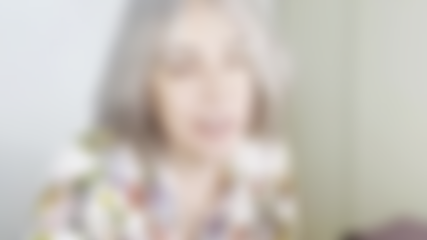 Vibrierender analplug und zauberstab-orgasmus.