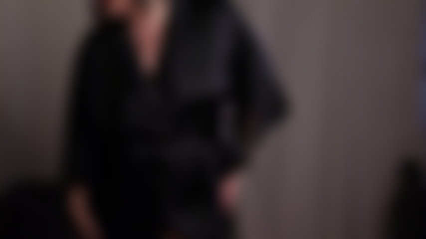 Eine reife frau mit großem hintern und behaartem busch, die gerne mit öl spielt.