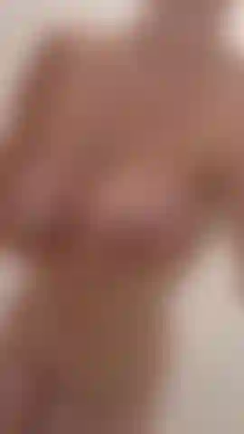 Ich spiele mit mir selbst unter der dusche und spritze milch aus meinen brüsten.