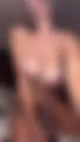 Schau zu, wie ich milch über meinen bbc-dildo spritze und ihn meine titten ficken lasse.