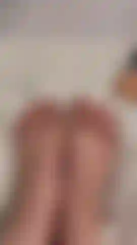 Nägel alle vorbereitet und bereit für die fußmaske, schau dir diese glänzenden zehen an.