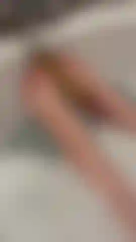 Ich seife meinen 15 cm dildo in der badewanne ein.