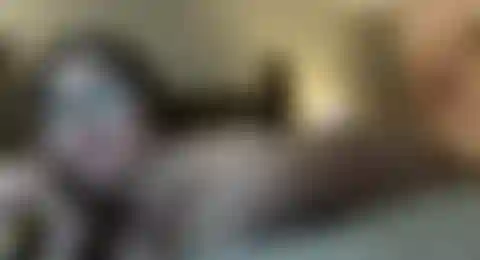 Die ihren kitzler zu einem dreierporno reibt.