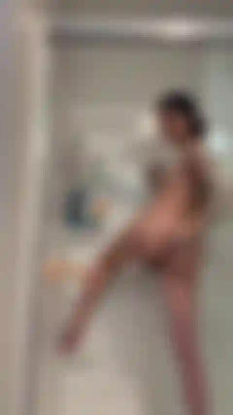 Die in der dusche ungezogen ist.