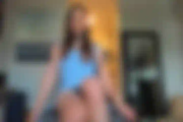 Die in meinem hübschen blauen kleid und fuchsschwanz wichst und abspritzt.