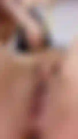 Ein dildo reibt meine muschi.