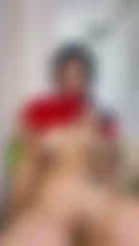 Spiel mit dem dildo.