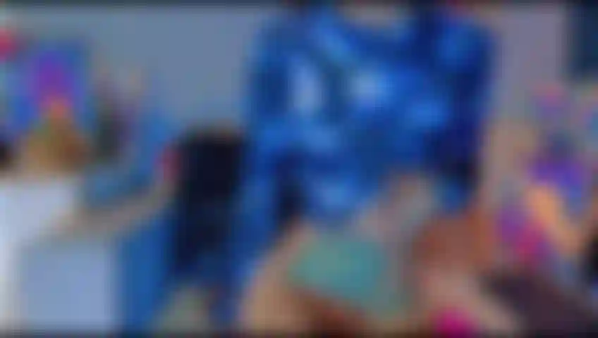 Tina spielt mit ihrem üppigen.