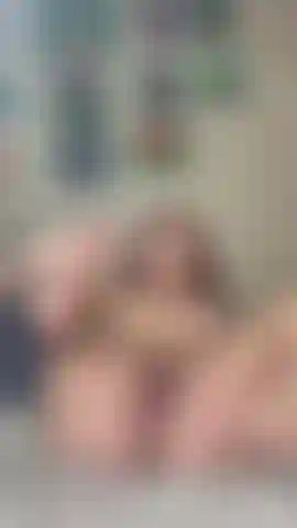 Schau dir meine hübschen füße an, willst du zusehen, wie ich sie ablutsche.