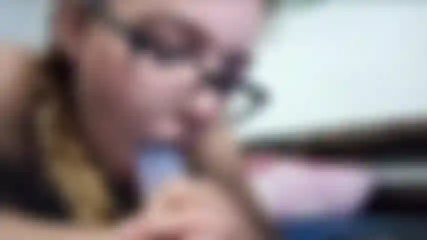 Ein teenager, der einen großen dildo reitet.