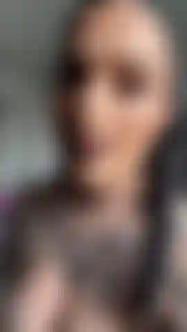 Mit einem zauberstab an meiner nassen muschi.