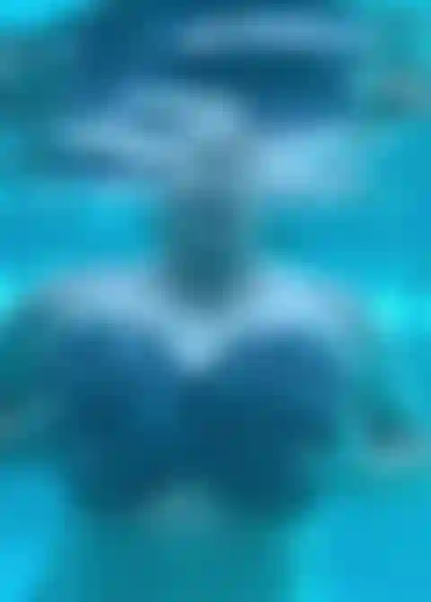 Spiele mit dekolleté und brüsten unter wasser.