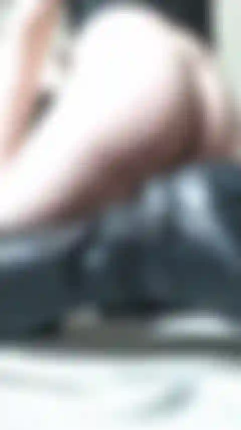 Zeige den arsch im hündchenstil und spreize das loch.