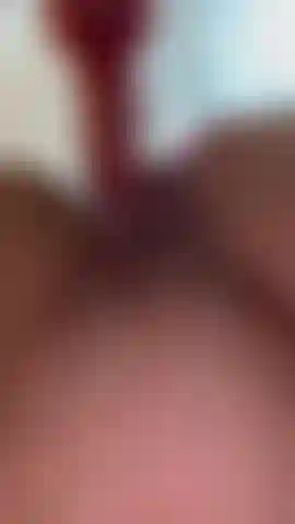 Ein großer dicker schwanz dringt in meine vagina ein und ich bewege mich darauf wie eine große schlampe.