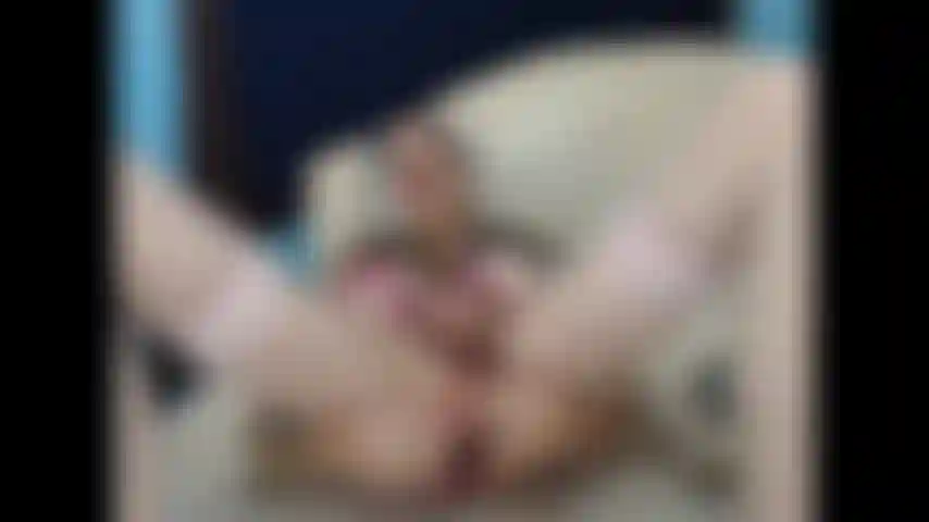 Jami, leise und diskret, in rosa und schwarz, und möchte für dich vor der kamera abspritzen.