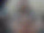 Jami spritzt ihr auf den fuß.