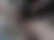 Kurzes video mit jami, die auf einen spiegel kommt und es genießt, ihren pudding zu essen.