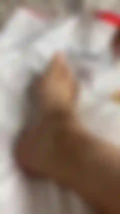 Fuß einölen + dirty talk.