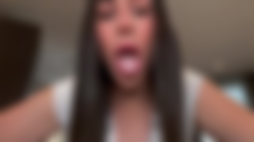 Riesin leckt und spuckt auf dich!