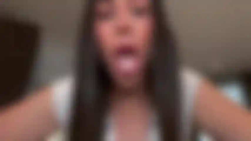 Riesin leckt und spuckt auf dich!