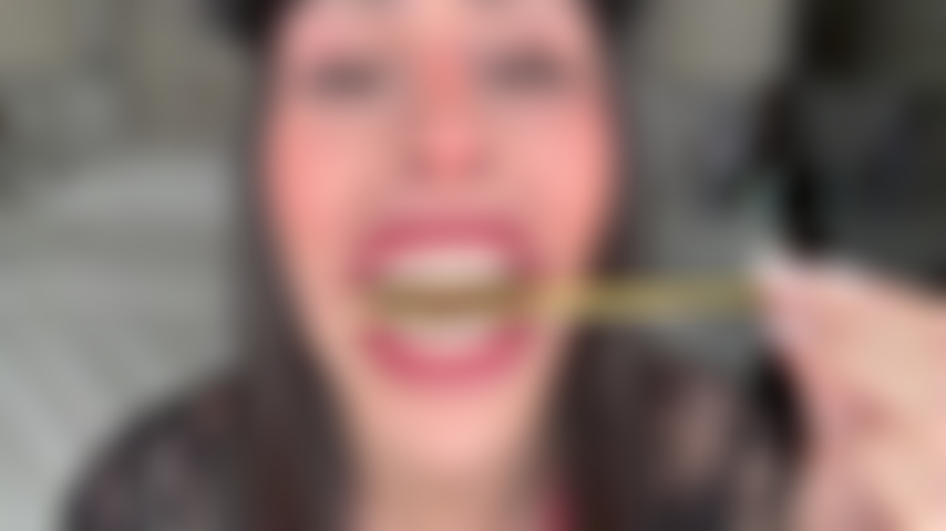 Eine riesin beißt und leckt einen bleistift!