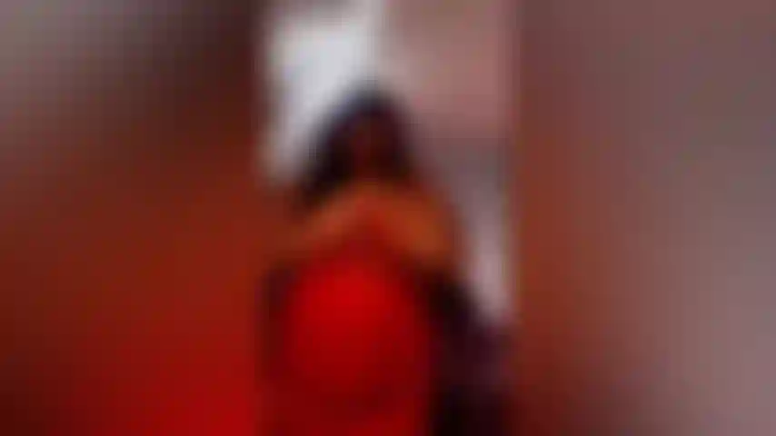 Trina zeigt ihre kurven.