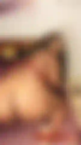 Trina mit großem hintern aus ebenholz beim twerken.