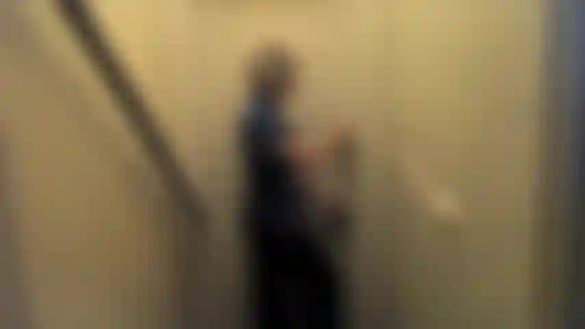 Striptease im seidenchinesenkleid.