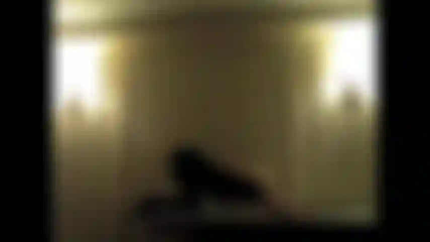 Seltsame domina mit peitsche in unheimlichem wohnhaus.