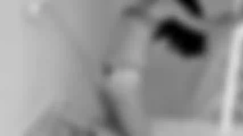 Kunstvideo, zierliche brünette mit bemaltem gesicht, schwarze dessous.