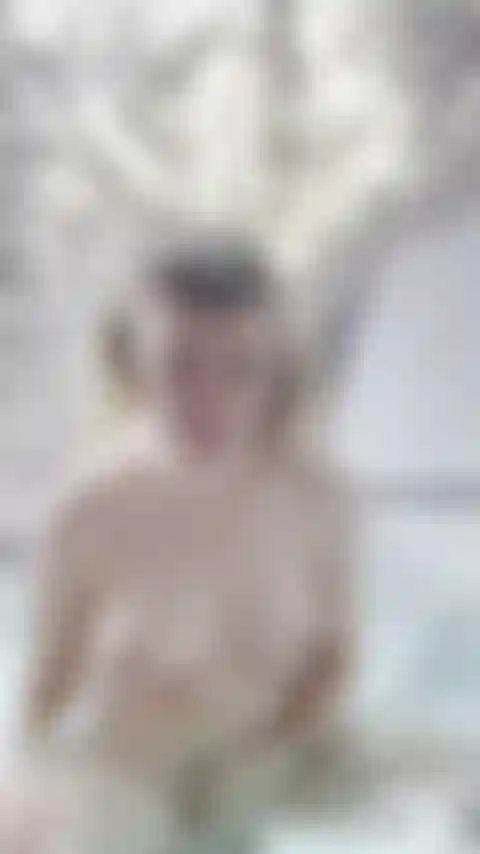 Die draußen in einem winterwunderland in einem whirlpool kommt.