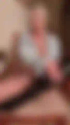Leder- und netzstrümpfe – ich liebe es, ein böses mädchen zu sein, wenn ich weiß, dass du mich beobachtest. Meine enge, feuchte muschi will es unbedingt!! Leder, strümpfe und sperma, das deinen schwanz für mich so heftig explodieren lässt!!