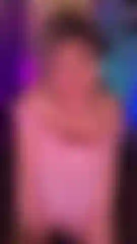 Hübsch in pink! (18 Min vid) hey süßer! Hier ist ein sauheißes video, zu dem du deinen harten schwanz reiben kannst.. Komm und genieß mich, während ich in meinem sexy heißen pinken dessous bin und meine tropfend nasse pinke muschi so bereit ist zu spritzen, nachdem sie so hart gefingert und gefickt wurde! Koste meine süßen mösensäfte! Nachdem ich so hart gebumst und gedehnt wurde! Oh fick mich, daddy!! Ich kann nicht genug von deinem großen fetten harten schwanz in meiner muschi bekommen! Mmm! Komm mit mir!