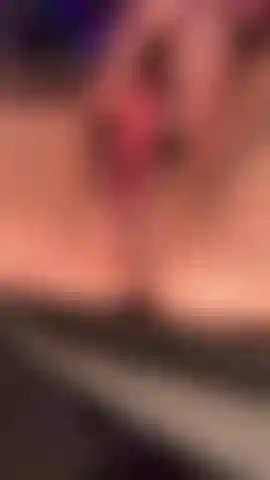 Gedehnt, gefüllt und spritzend - (10-minuten-video) das passiert, wenn ich mich nach einem riesigen schwanz sehne...Er ist so groß, dass er seinen schwanz kaum in mich hineinbekommt...Er dehnt meine muschi auf, während er ihn immer tiefer hineinstößt...Dann fängt er an, meine muschi immer härter zu ficken, bis meine muschi nicht mehr kann und meine muschi über seinen ganzen schwanz spritzt und cremige sahne aus meiner aufgedehnten muschi läuft...Ohhh verdammt!! Gib es mir richtig!! Ich liebe diesen schwanz!!