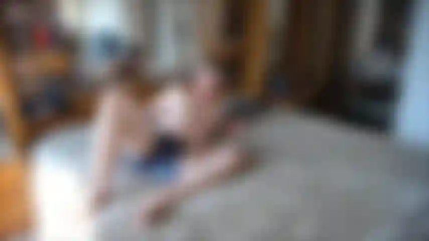 Dies ist ein 20-minütiges video von mir mit meinem arsch in der luft auf meinem bett. Bitte besteigen sie mich beim wichsen! Ich bin auf allen vieren und warte darauf, bestiegen zu werden. Das video ist 1920x1080. Ich trage die unterwäsche, die sie im gesamten video auf dem bild sehen können.
