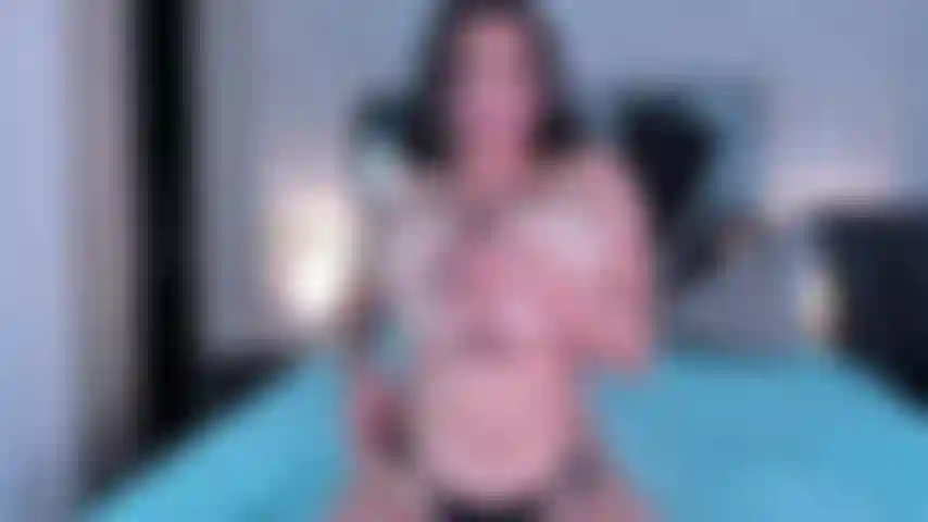 Meine riesigen titten zerquetschen deinen schwanz und nehmen deine milch in meinen titten auf.