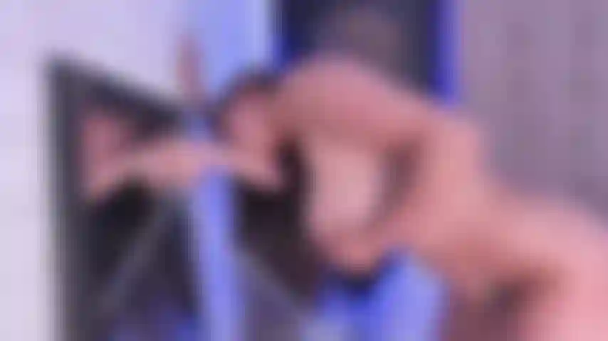 Du spritzt mir ins gesicht.