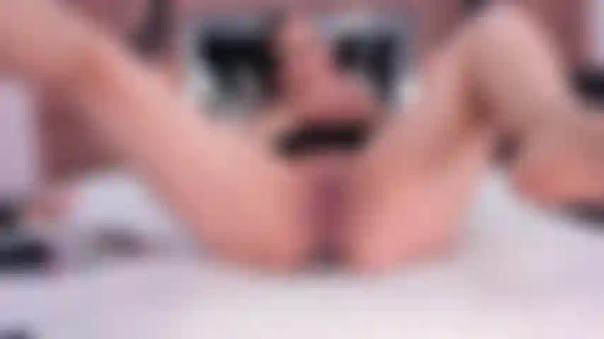 Ich habe gerne einen dildo im arsch und masturbiere meine muschi mit meinen fingern.