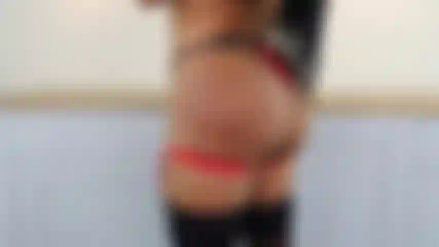 Sexy küche, die meine großen titten und meinen hintern zeigt.