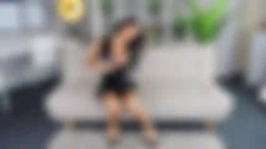 Schwarzer pvc-outfit-streifen, der meinen sexy nackten körper zeigt.