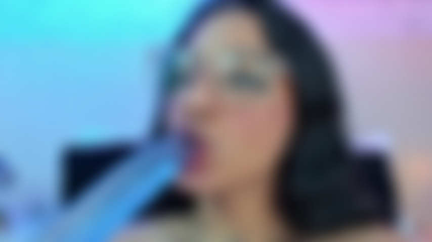 Nehme dieses spielzeug wie eine brave kleine schlampe deepthroat.