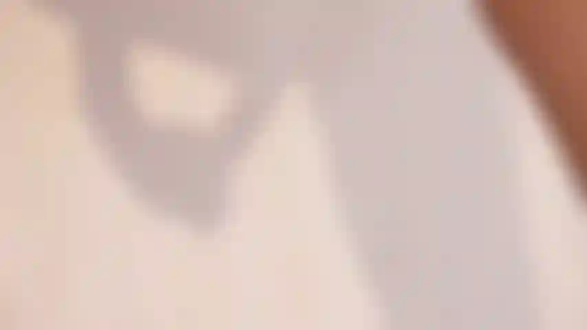 Die sich mit einem dildo fickt.