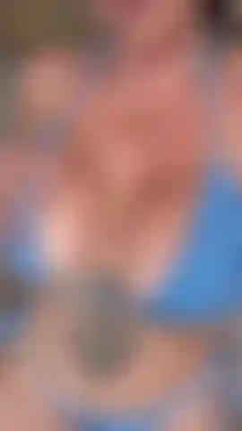 Ich werde geil in meinem neuen kleinen blauen bikini… lass uns etwas spaß haben… sag mir, was du denkst 😈.