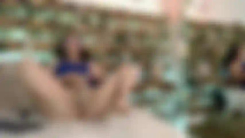 Spiele mit deinem leckeren schwanz in meiner muschi, bis du kommst.