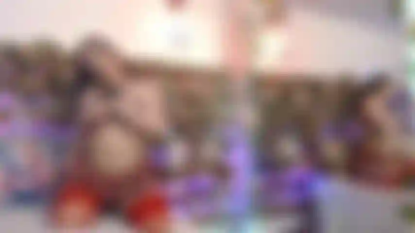 Eine sexy studentin, die heftig masturbiert.