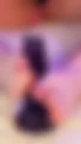 Gefällt dir, was ich mit meinen füßen mache? . Wie gern hätte ich deine milch.